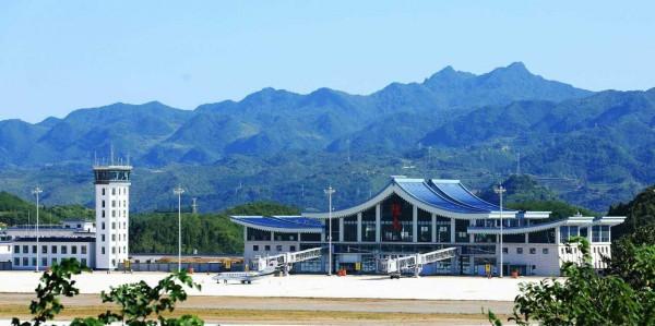 中國很偏僻的機場,離市區超過90公里,下了飛機還要坐“長途車” 中國很偏僻的機場,離市區超過90公里,下了飛機還要坐“長途車”