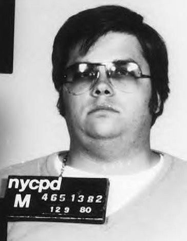 1981年，55歲的英女王側身騎馬英姿颯爽，被一名17歲少年射了6槍