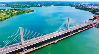 一箇中吹的“坦尚尼亞導師”尼雷爾