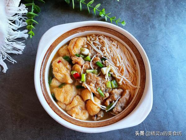 一款適合冬季吃的砂鍋菜，食材豐富又營養實惠，吃完渾身熱乎乎的