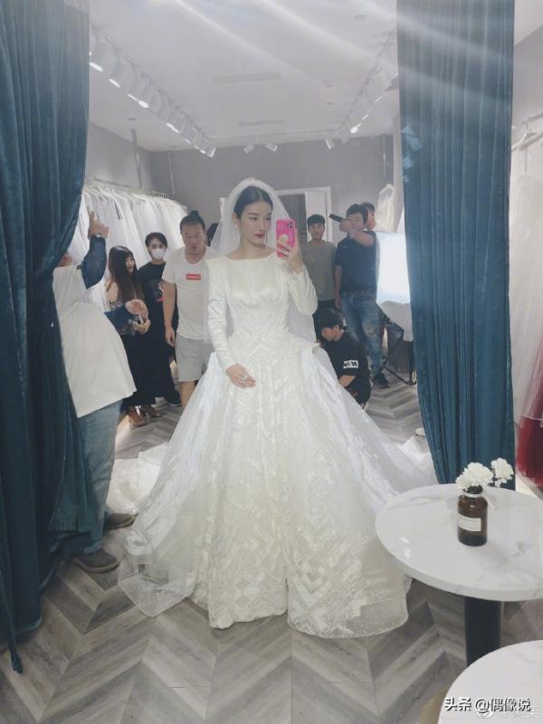 黃奕44歲生日和女兒穿親子裙合影，感慨：最好的年齡不是18是當下