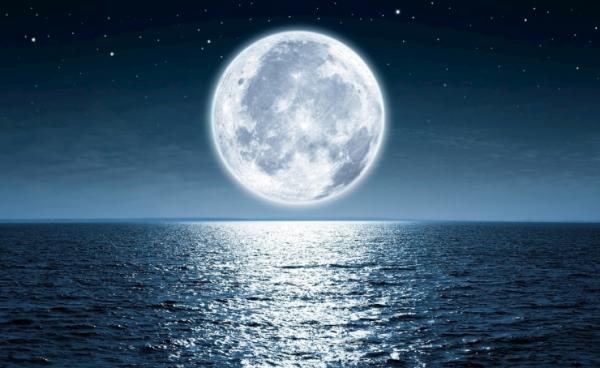 春有百花，夏有鳴蟬，冬有凍雪，而唯秋的一輪皓月，彰顯天上人間