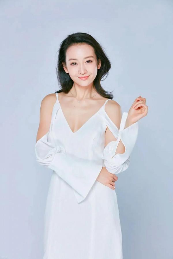 王鷗顏值高、身材佳，一襲白色禮服氣質線上，女人味十足