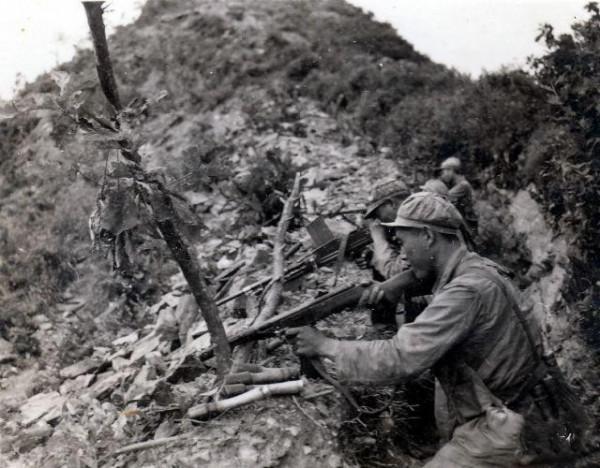 志願軍師長正吃飯，南韓軍突然拔槍便射，我軍連長髮狠：用刺刀挑