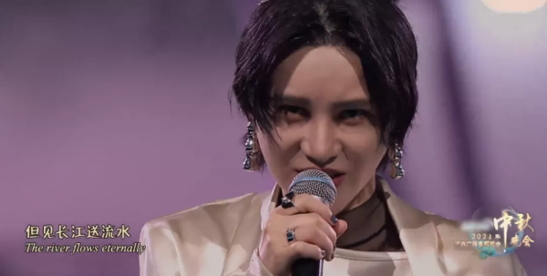 中秋晚會：周深背影好絕，撒貝南唱歌憋笑，劉詩詩對不起這身衣服