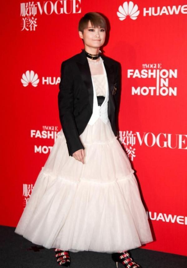 李宇春越來越有氣質了，馬甲西裝疊穿粉裙，俏皮時尚還高階