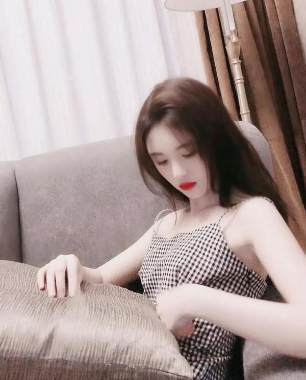 鞠婧禕吊帶裙清爽簡單，可鹽可甜，一笑傾城，盡顯優雅氣質