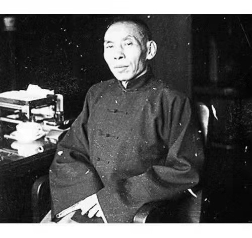 1931年，王亞樵派人刺殺蔣介石，路邊丟棄一條火腿，行動功敗垂成