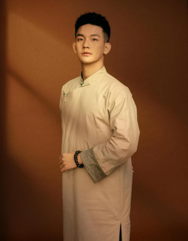 演員李斯南最新國風、青春寫真出爐，駕馭多種風格，體驗不同角色