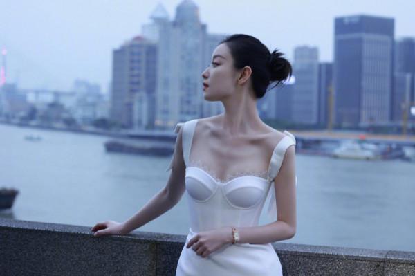 倪妮還是穿白色好看，感覺特別苗條啊