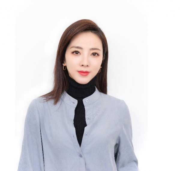 李思思：十年主持8次春晚，嫁初戀三年生兩子，她的背景是她自己