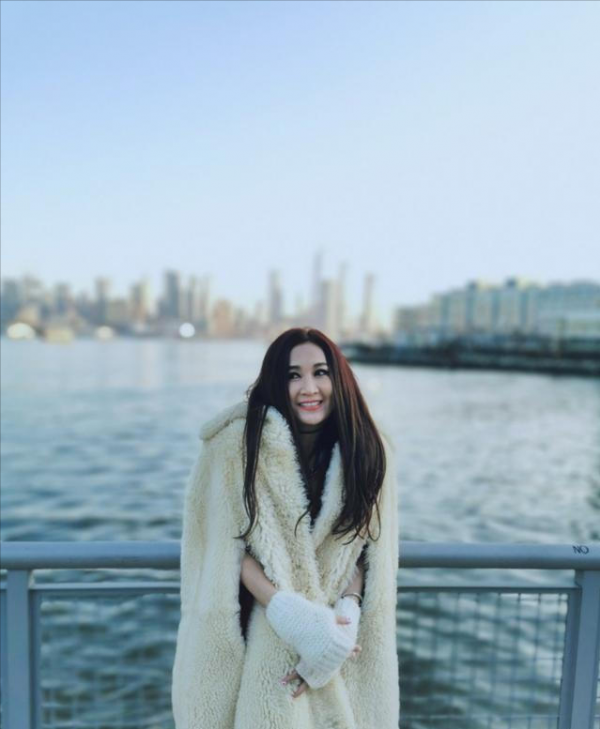 溫碧霞真是凍齡女神!穿羊羔毛大衣保暖,披肩直髮更青春減齡 溫碧霞真是凍齡女神!穿羊羔毛大衣保暖,披肩直髮更青春減齡