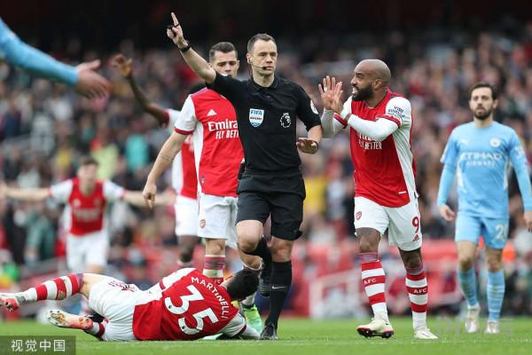 比賽結束後阿森納球迷對裁判狂喊：他們到底付給你多少錢