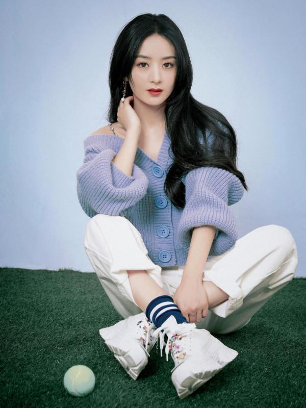 趙麗穎真是秋​冬穿搭的典範，穿針織衫配長褲，清爽大氣惹人愛
