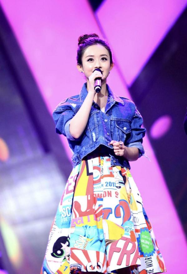 趙麗穎真是秋​冬穿搭的典範，穿針織衫配長褲，清爽大氣惹人愛