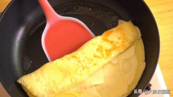 原以為是個蛋卷,一刀切開,口水直流 原以為是個蛋卷,一刀切開,口水直流