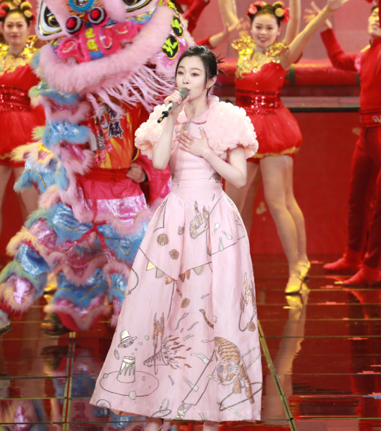 元宵晚會最驚豔女星：萬茜金絲絨，金晨粉嫩，林允穿著剪紙出來了