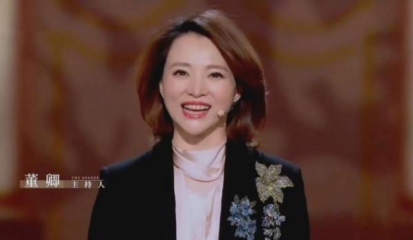 被詠梅的氣質折服了!同框董卿錄製朗讀者,褲裝披風出場就被吸引 被詠梅的氣質折服了!同框董卿錄製朗讀者,褲裝披風出場就被吸引