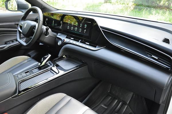 感受一汽奔騰T55:看上去很硬朗 其實非常舒適 感受一汽奔騰T55:看上去很硬朗 其實非常舒適