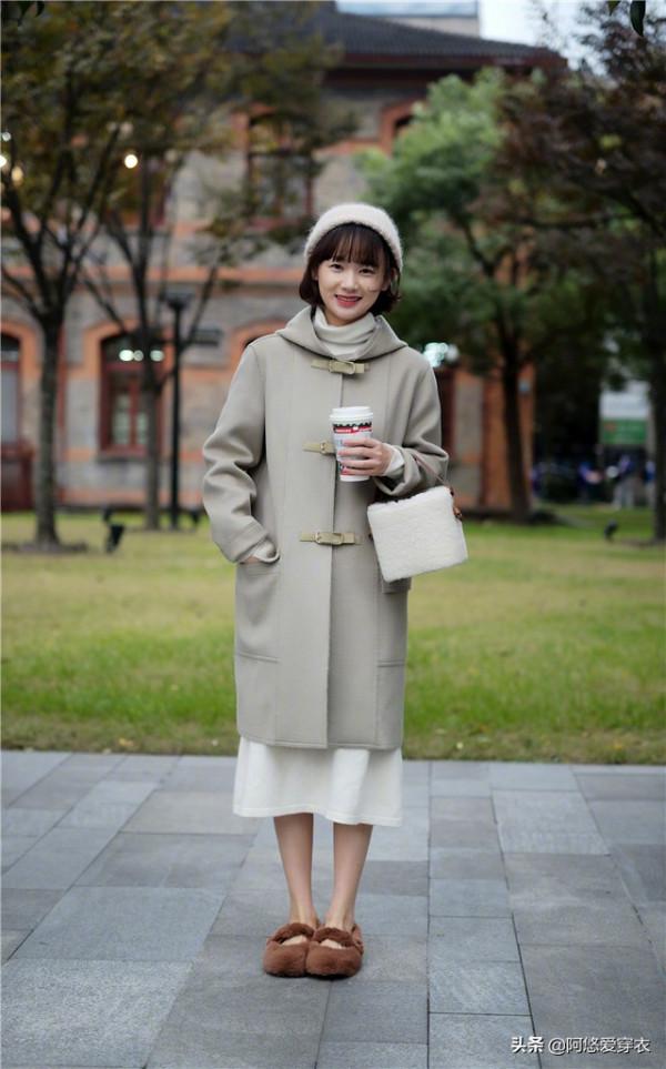 2021秋冬又火了一條裙子叫“針織裙”，洋氣顯瘦，配大衣穿就很美