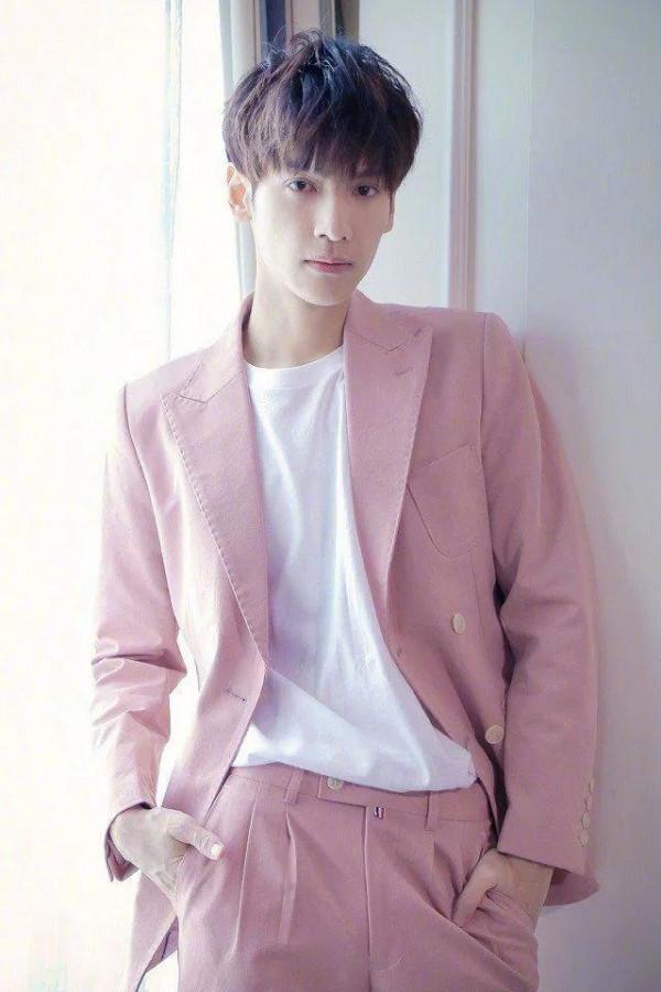 誰說粉色太“娘”？這13位粉衣造型又酷又颯，比女生還有氣質