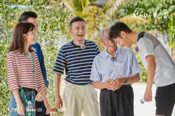 王冰冰成央視頂流！穿T恤拍綜藝人氣爆棚徹底火，更被倪萍誇上天