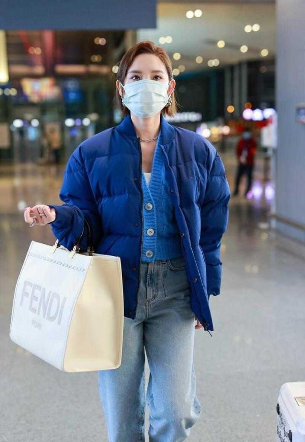 唐藝昕穿衣真時髦，藍色羽絨服疊穿同色針織衫，高階又減齡