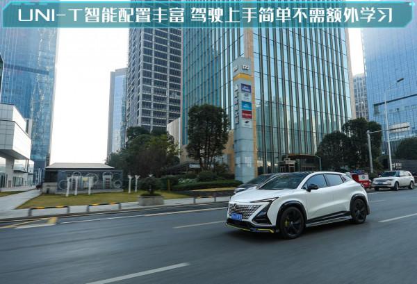 試駕2022款長安UNI-T，有顏值有實力，操控還不輸轎跑？