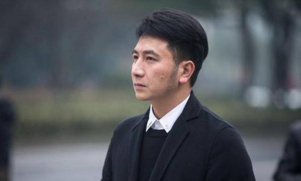 林生斌現身家人墓地,他並沒有被抓走,整個人已經瘦了一大圈 林生斌現身家人墓地,他並沒有被抓走,整個人已經瘦了一大圈