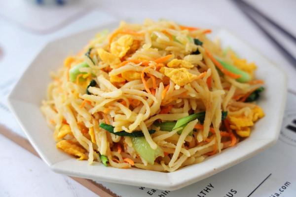 伏天,我家最愛的土豆吃法,炒一大鍋,蔬菜主食都有,好吃又省事 伏天,我家最愛的土豆吃法,炒一大鍋,蔬菜主食都有,好吃又省事