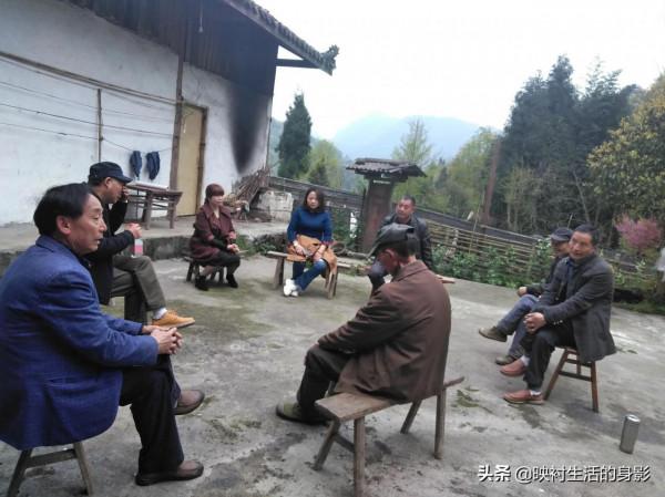 當年村裡最難相處的一戶人家，路過他門口時，所有人步伐都會加快