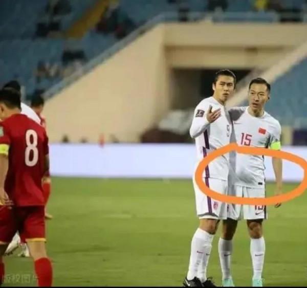 國足被越南踢敗，鬧心、遺憾之餘關注到他們的高年薪和身材