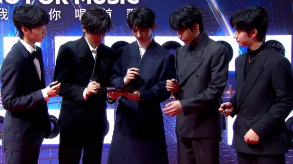 又見紅毯魔鬼打光！明星一臉坑窪，粉底又厚又白好像戴了面具