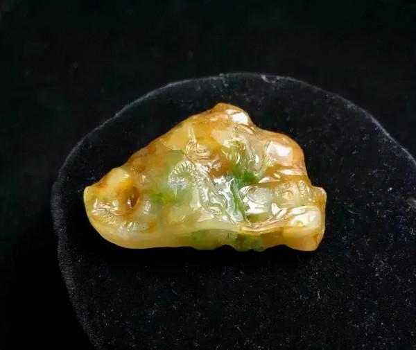 五萬元 拿下的大馬坎翡翠原石,成品堪稱珍品 五萬元 拿下的大馬坎翡翠原石,成品堪稱珍品