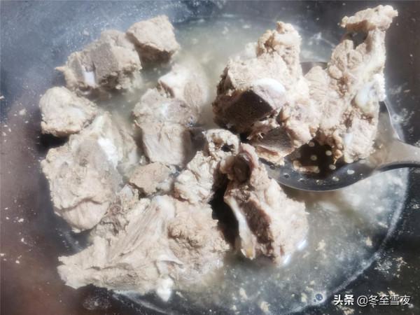 冬季饞肉就吃它，同樣是骨頭，比排骨便宜，吃著有樂趣，越啃越香