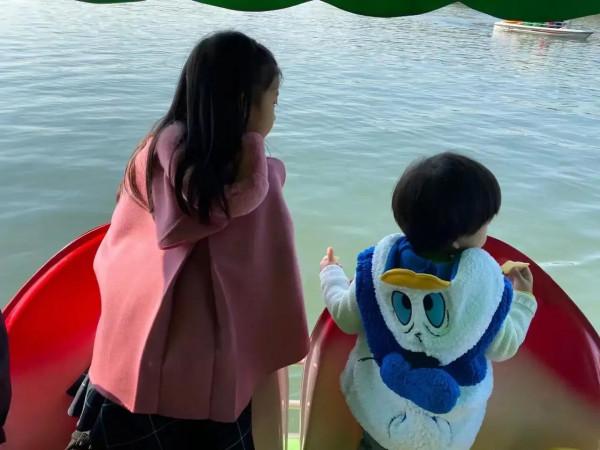 章子怡一家四口出遊!素顏出鏡牙齦尷尬,醒醒穿成貴婦兒子超可愛 章子怡一家四口出遊!素顏出鏡牙齦尷尬,醒醒穿成貴婦兒子超可愛