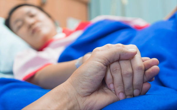 有必要傾家蕩產救絕症病人嗎？醫生自己身患絕症時，他們如何選擇