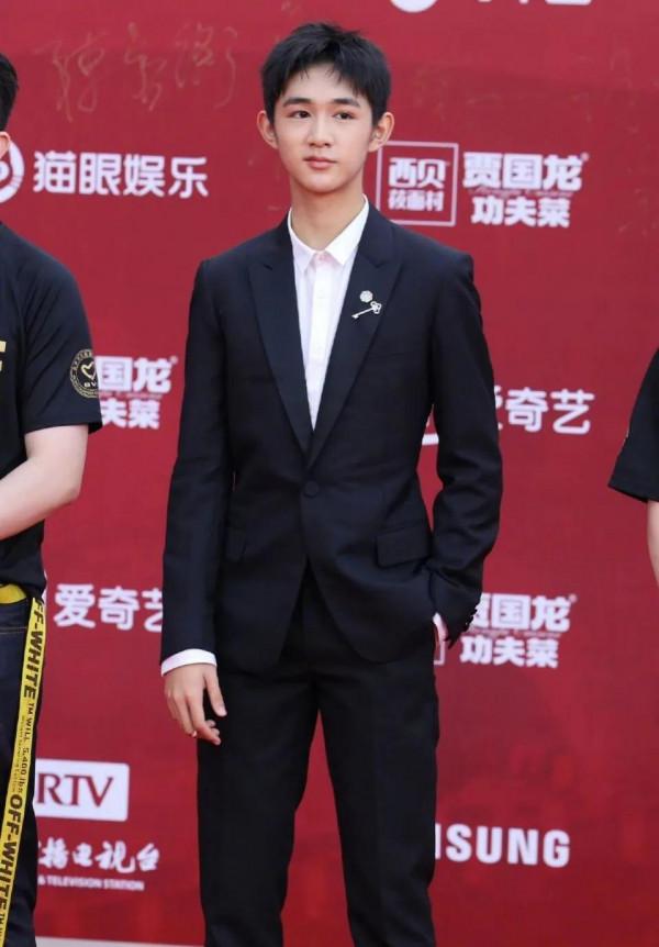 北京電影節開幕紅毯，Angelababy愛心裙，吳京帶大家比贊