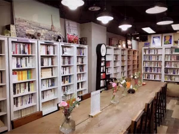 京城簡約風書店，乾淨明亮簡簡單單的閱讀之所