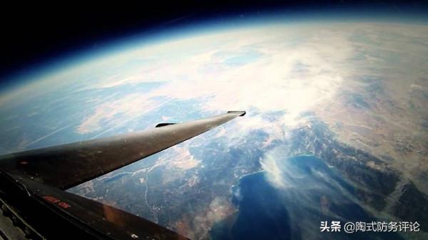 1959年某夜，美間諜飛機冒險迫降在美國山區，下來的卻是中國人