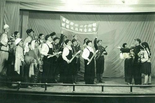 49年開國大典前夜,兩名日本人在天安門前,為何看到毛主席就跑? 49年開國大典前夜,兩名日本人在天安門前,為何看到毛主席就跑?