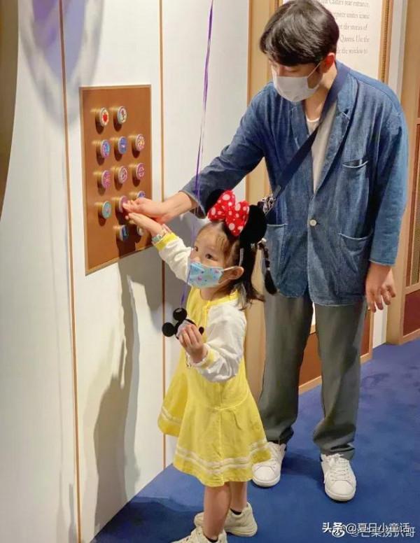 王祖藍夫婦帶女兒去迪士尼過萬聖節