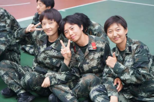 朗吧丨穿上軍裝7年了，她依然是我心中最好的班長