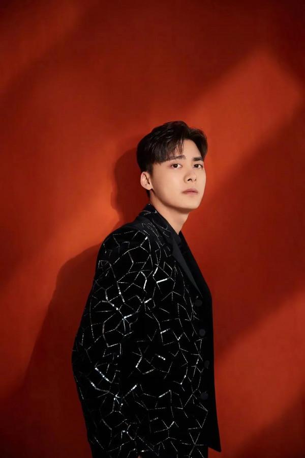 頂級男神李易峰，簡直帥成一道光