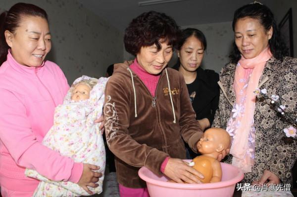 我,52歲內蒙人,為給癱瘓丈夫治病到巴基斯坦做月嫂,月薪4萬元 我,52歲內蒙人,為給癱瘓丈夫治病到巴基斯坦做月嫂,月薪4萬元