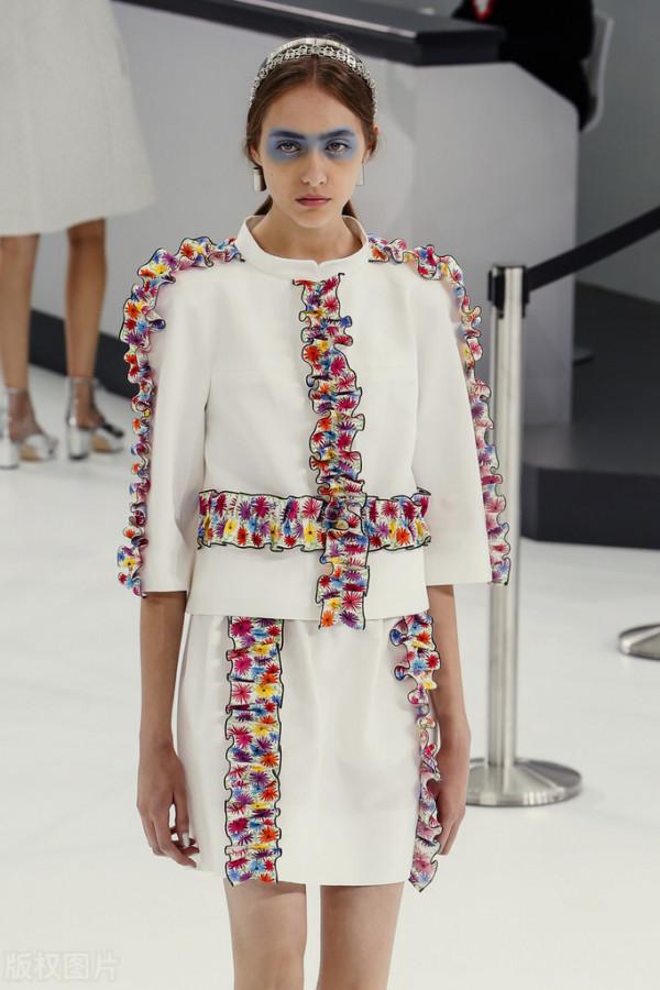 女性職場裝首選:白色如雲,行走時光 女性職場裝首選:白色如雲,行走時光