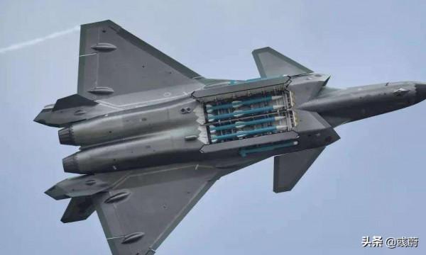 殲20是五代戰機，外掛武器會破壞隱身，為啥還要外掛四個副油箱？