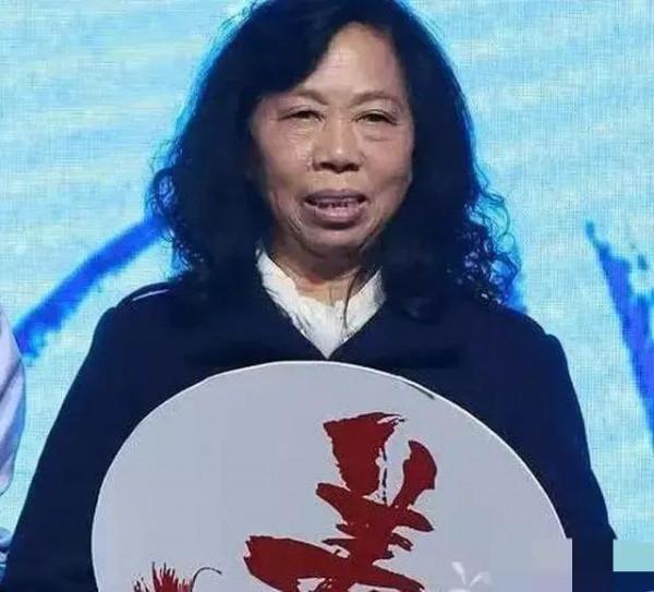 61歲農村醜老太，草根逆襲“星女郎”，出演兩部電影買兩套房