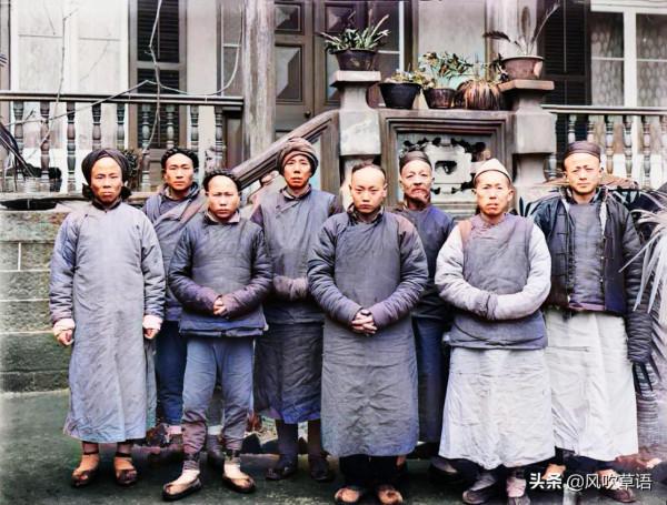 1911年2月的湖北宜昌,漁民用水獺捕魚,巨大的墓碑令人震撼 1911年2月的湖北宜昌,漁民用水獺捕魚,巨大的墓碑令人震撼