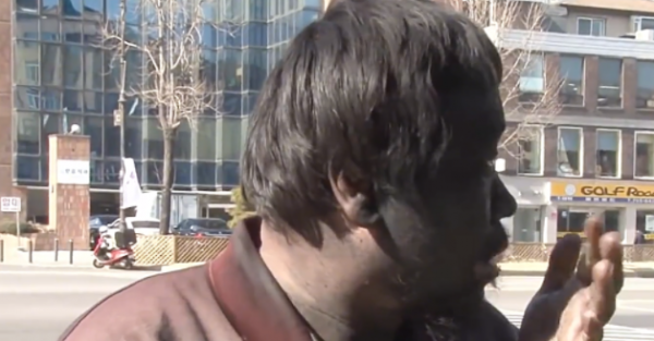 韓國兄妹街頭流浪10年，哥哥每天堅持鞋油塗臉，只因無私的親情